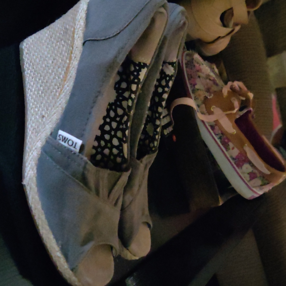 Toms - Picture 5 of 5